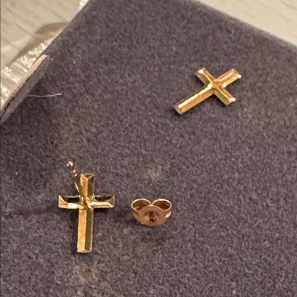 Small gold cross earrings - Picture 6 of 6